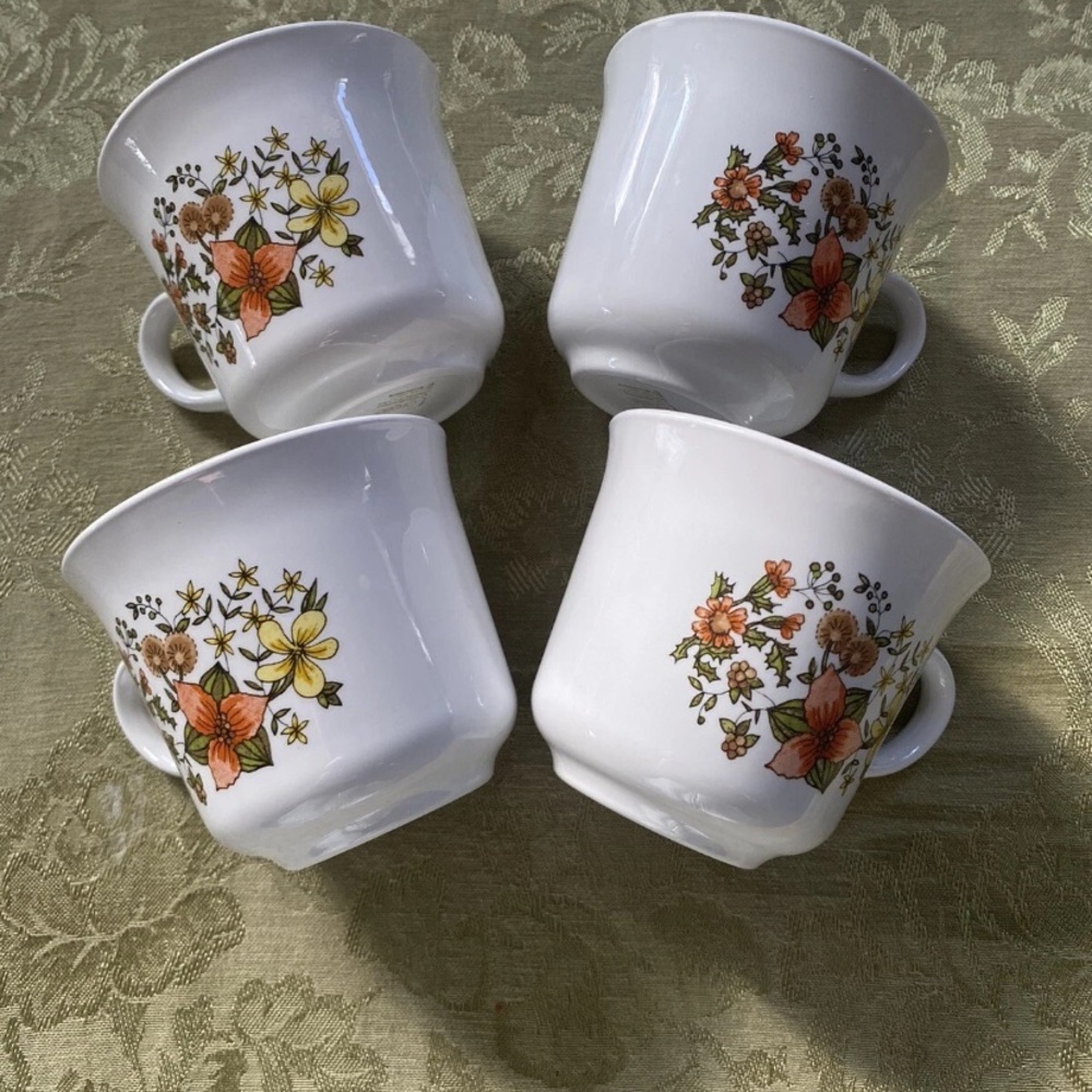 Retro vibe 70s style Corelle Indian summer
mugs 4 white gold orange yellow